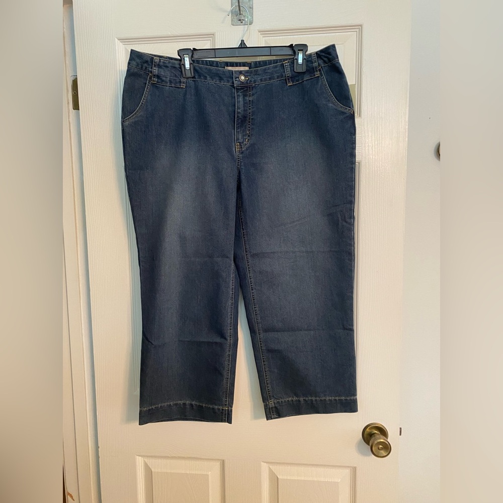 Signature Studio brand denim capris with back flap pocket, brand new, never worn